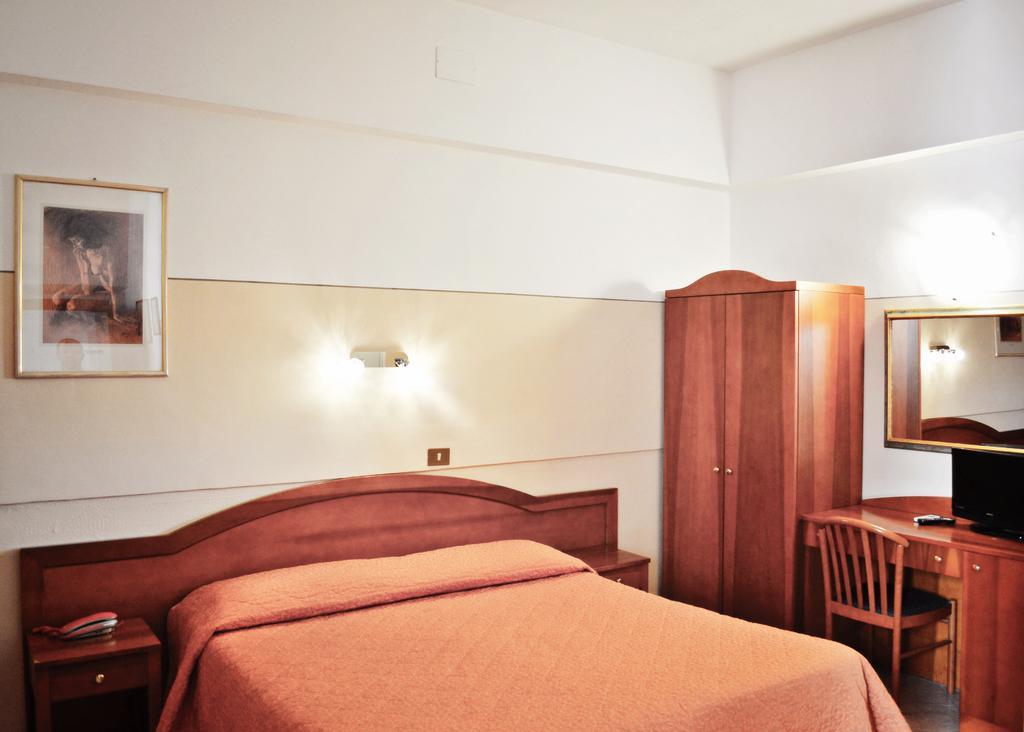 Hotel Arno Bellariva فلورنس الغرفة الصورة